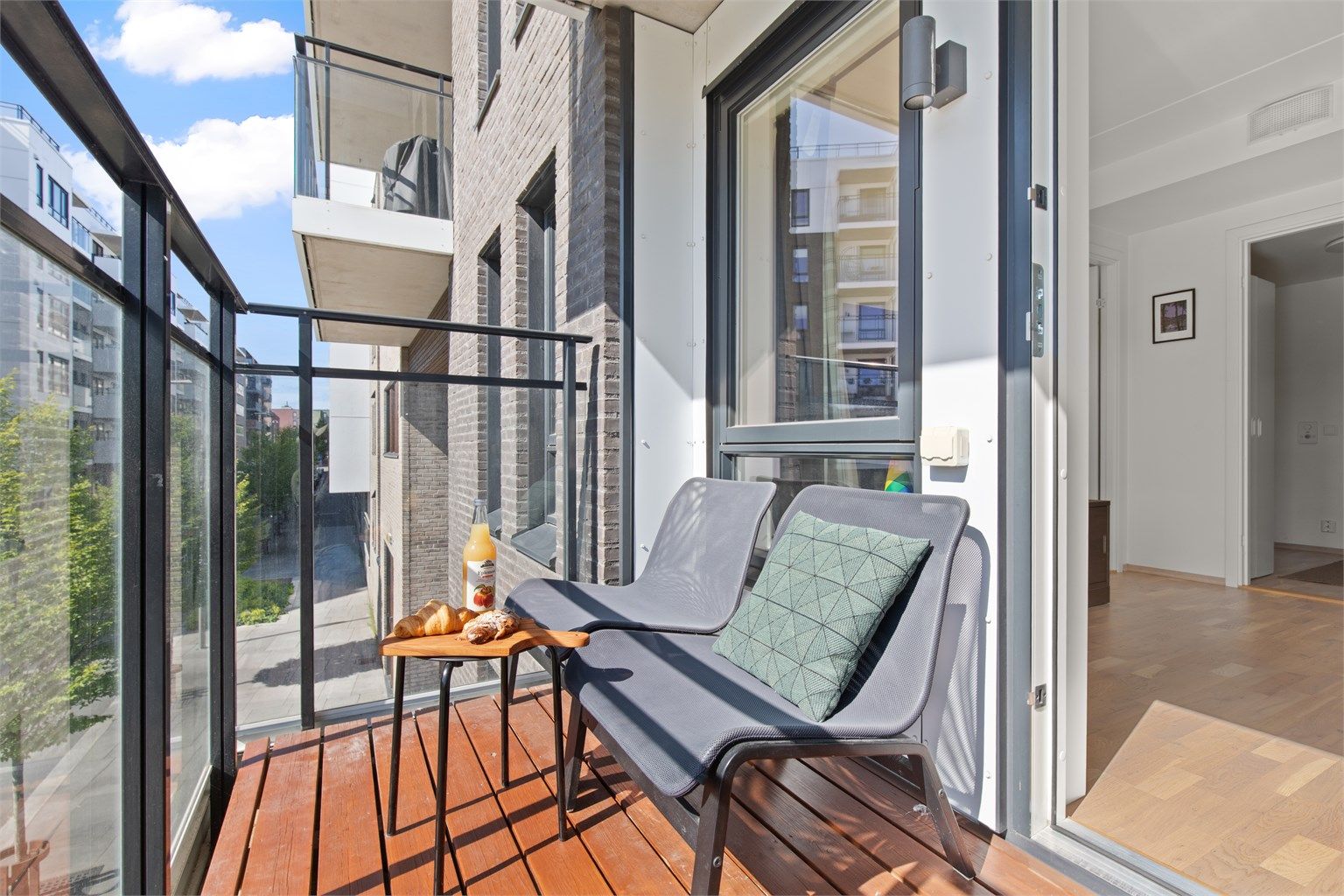 Hyggelig og solrik balkong på ca. 4 kmv. 