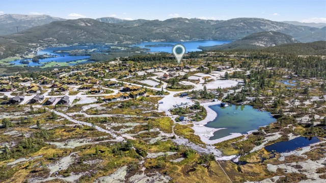 Denne hytten har en helt unik beliggenhet øverst i Vrådal Panorama – omgitt av storslått natur, med fri utsikt over innsjøene Nisser og Vråvatn, samt de majestetiske fjellene som rammer inn området.