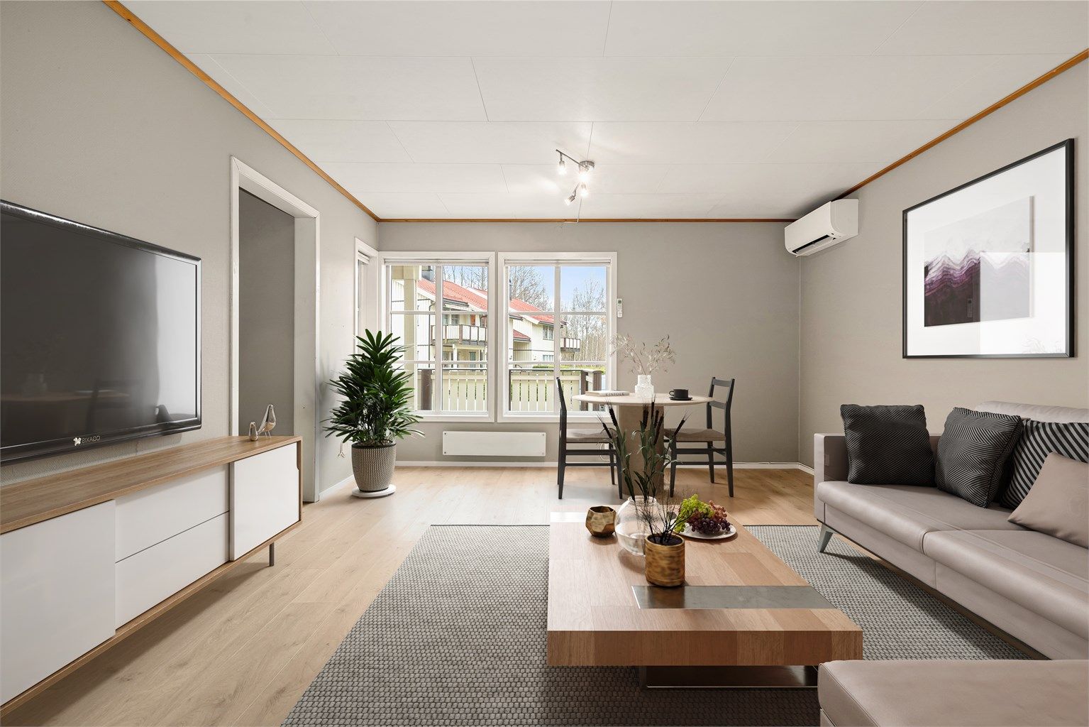 Lys og fin stue - Nytt gulv - God plass til en romslig sofagruppe