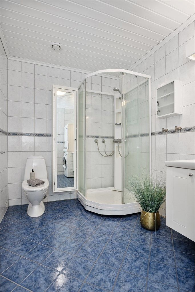 Badet har opplegg for vaskemaskin og tørketrommel.