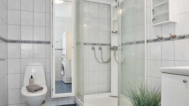 Badet har opplegg for vaskemaskin og tørketrommel.