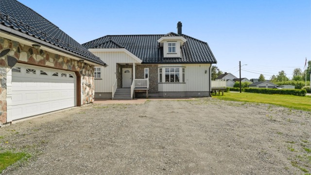 Stor, gruslagt gårdsplass og rikelig med biloppstillingsplasser.