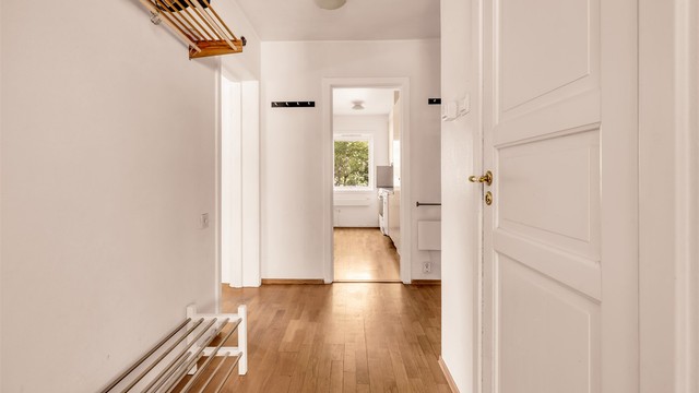 Velkommen inn! Bak inngangsdøren møtes du av en innbydende entré med plass for klesoppheng og oppbevaring av sko.