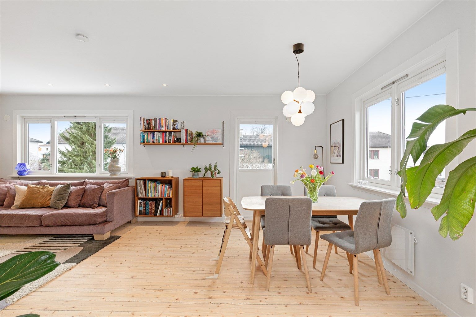 Fin spiseplass og utgang til solrik balkong