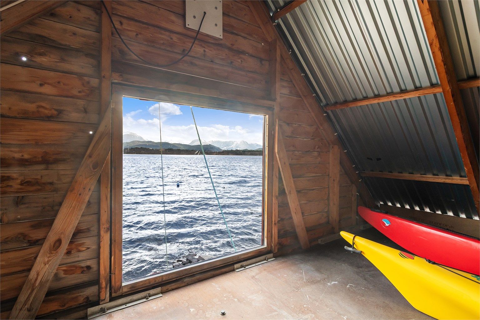 Stort vindu på loft mot Borgundfjorden