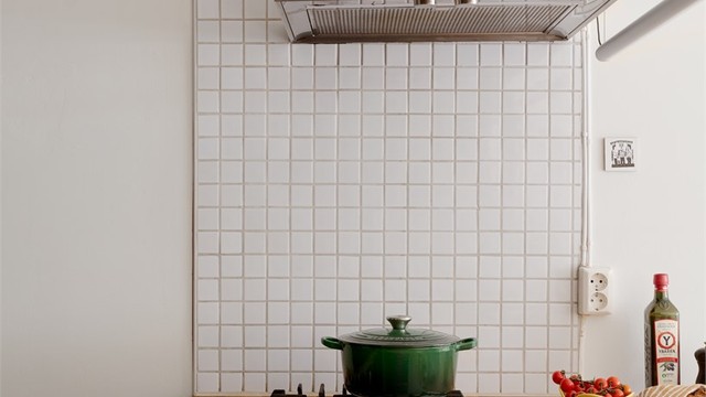 Lekre materialkombinasjoner på kjøkkenet gjør det til en fest for den som er glad i matlaging!