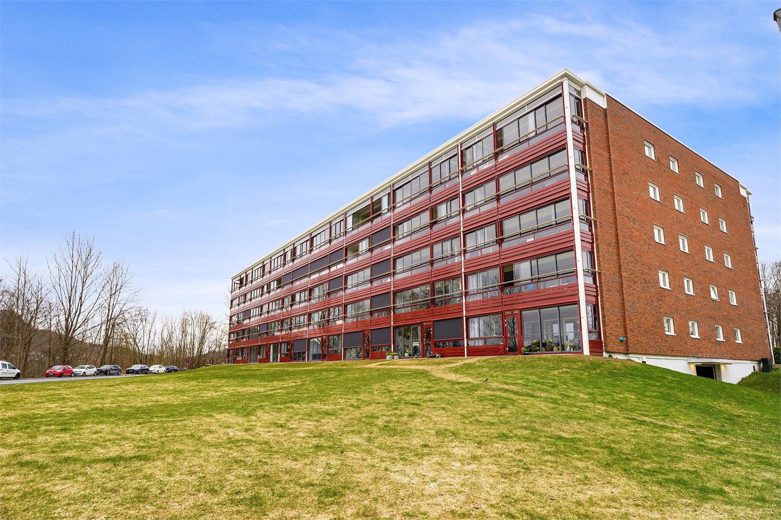 Borettslaget har store, opparbeidede fellesarealer med plen og internstier.