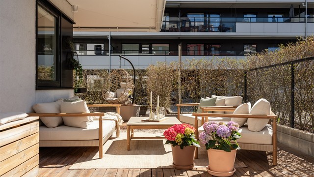 Terrassen kan med enkelhet deles i forskjellige soner, og her kan man invitere venner og familie på grillfest uten å bekymre seg for plassmangel!