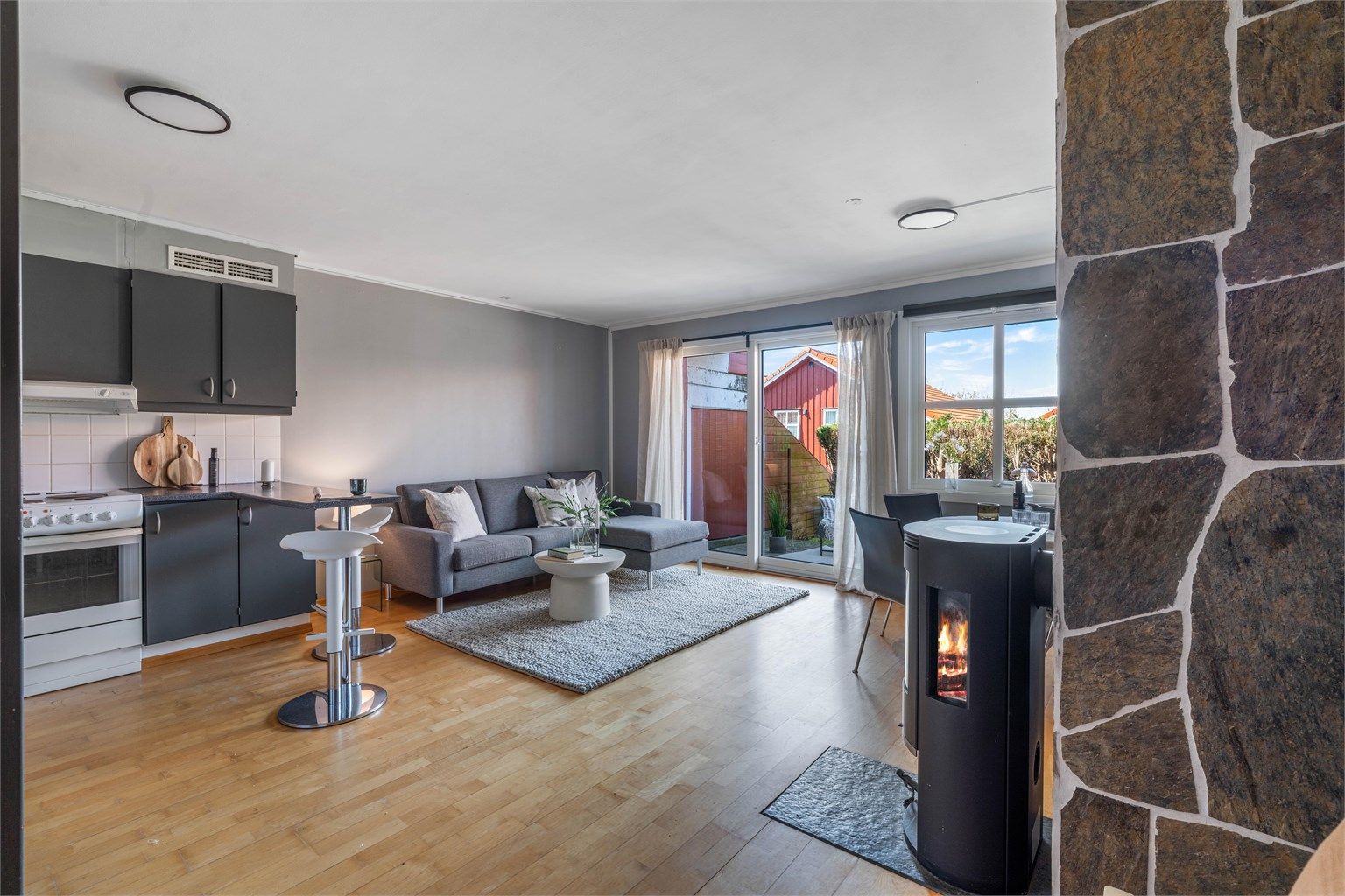 Åpen løsning mellom stue og kjøkken.