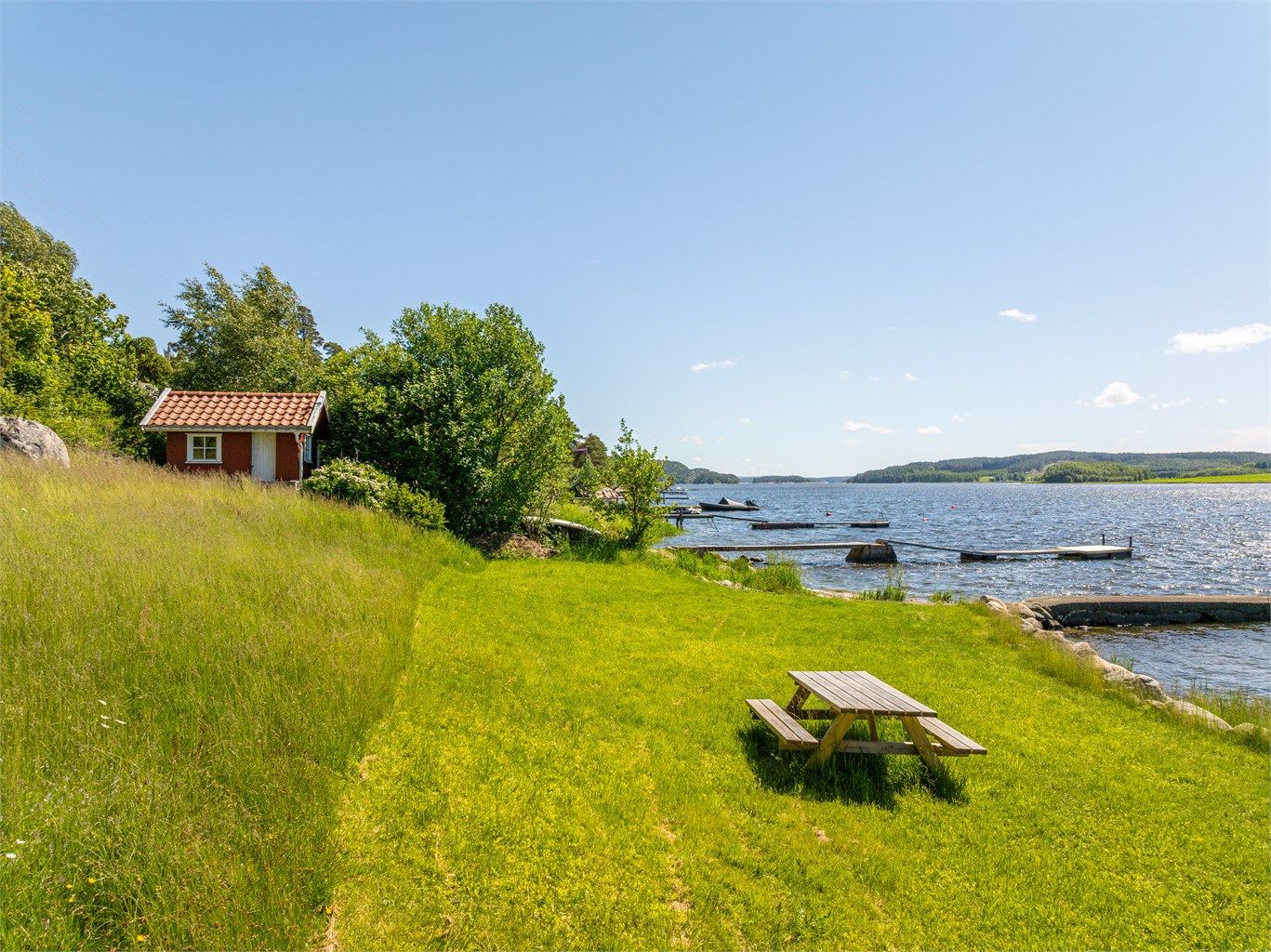 Rett ovenfor bryggen står et praktisk båtnaust som disponeres i fellesskap av de fire fritidseiendommene.