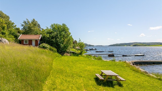 Rett ovenfor bryggen står et praktisk båtnaust som disponeres i fellesskap av de fire fritidseiendommene.