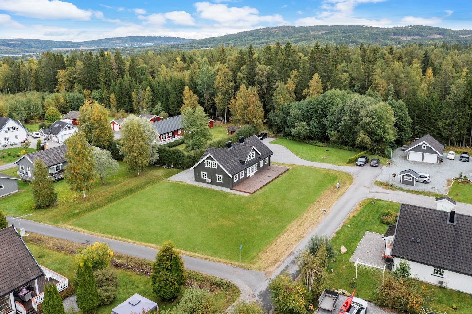 Boligen ligger rolig og stille til i skogkledde omgivelser på mindre boligfelt. 