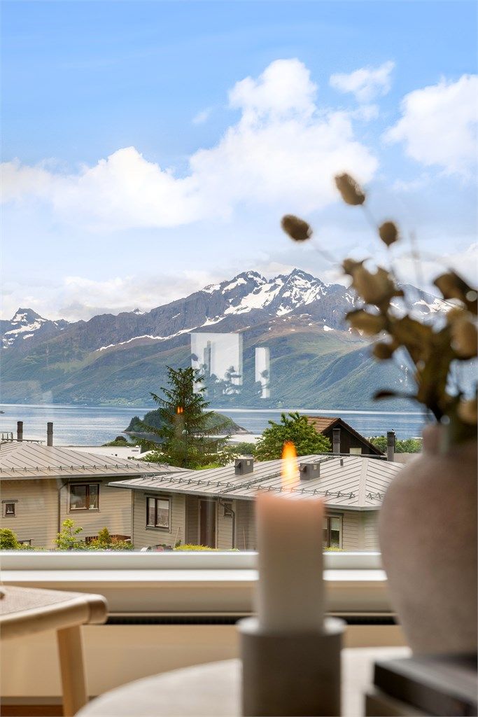 Utsikten mot de omkringliggende fjellene er et sentralt element i boligen.