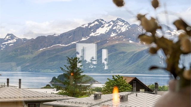 Utsikten mot de omkringliggende fjellene er et sentralt element i boligen.