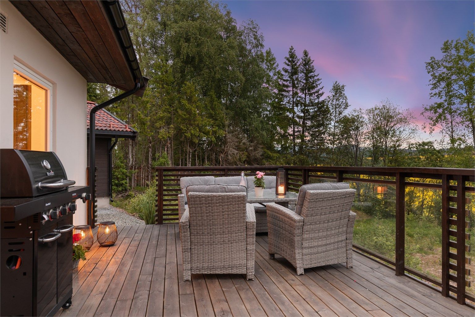 Solrikt beliggende terrasse utenfor spisestuen