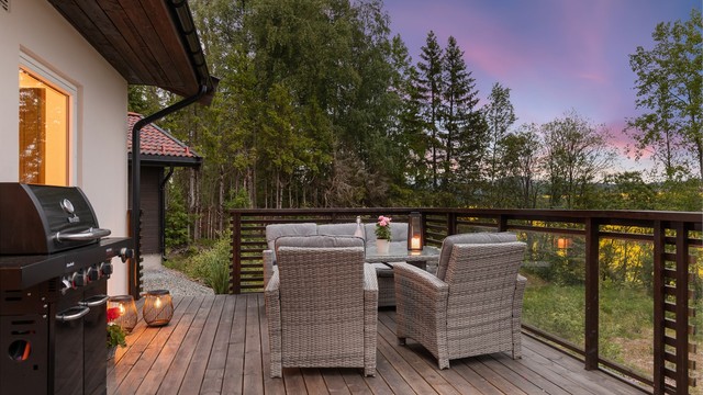 Solrikt beliggende terrasse utenfor spisestuen