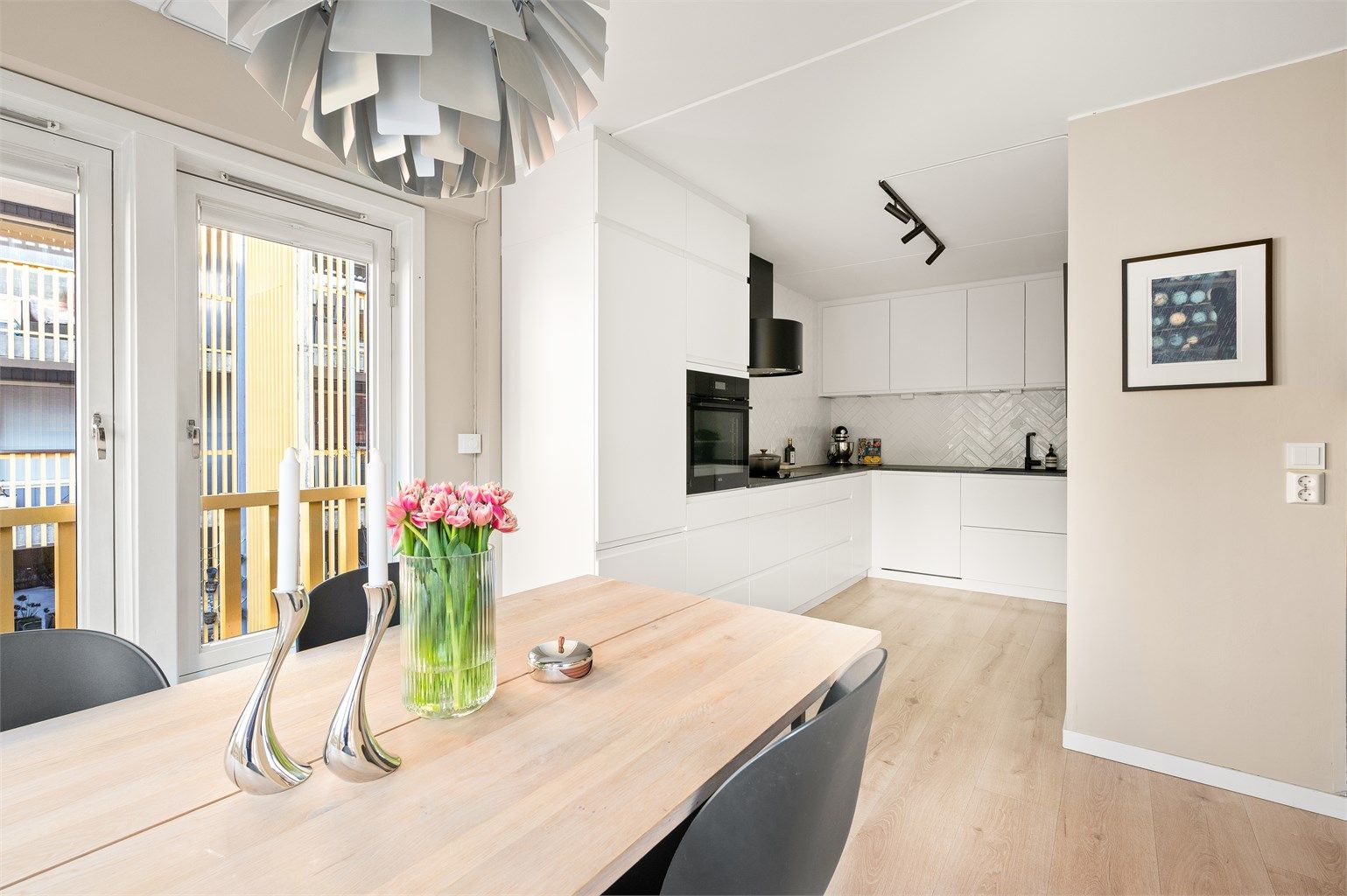 Moderne og funksjonelt Kvik-kjøkken fra 2021 med en smart L-formet innredning med glatte fronter.