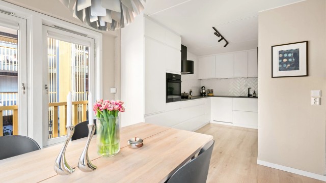 Moderne og funksjonelt Kvik-kjøkken fra 2021 med en smart L-formet innredning med glatte fronter.