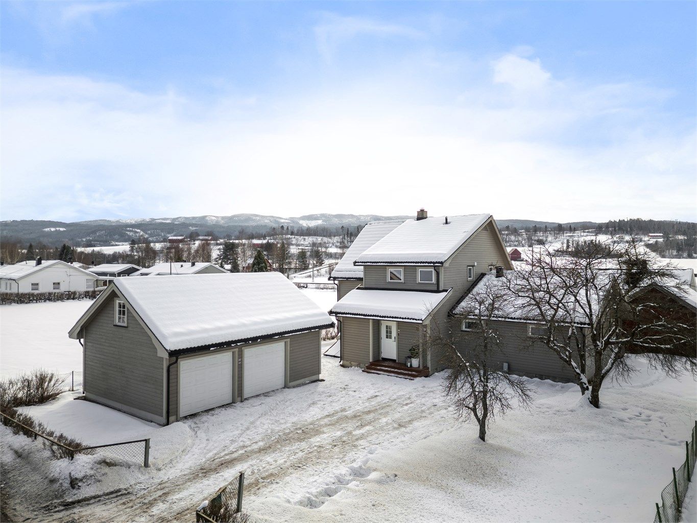 Gode parkeringsmuligheter i dobbelgarasje og i gårdsplassen.