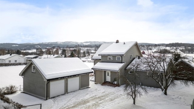 Gode parkeringsmuligheter i dobbelgarasje og i gårdsplassen.