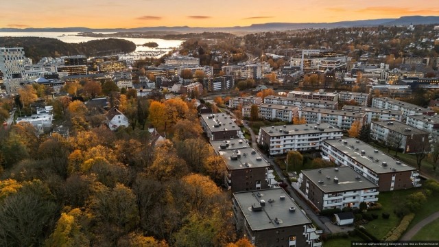 Leiligheten har en attraktiv og etterspurt beliggenhet. Her bor du tilbaketrukket og rolig, men samtidig med kort gangavstand til alt Skøyen har å by på av butikker og offentlig kommunikasjon.