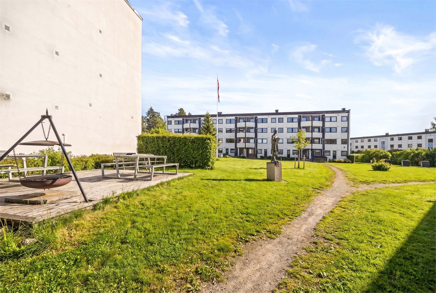 Felles tomt for borettslaget opparbeidet med blant annet sittegrupper, bålpanne, asfalterte internveier, grøntareal og diverse beplantning.