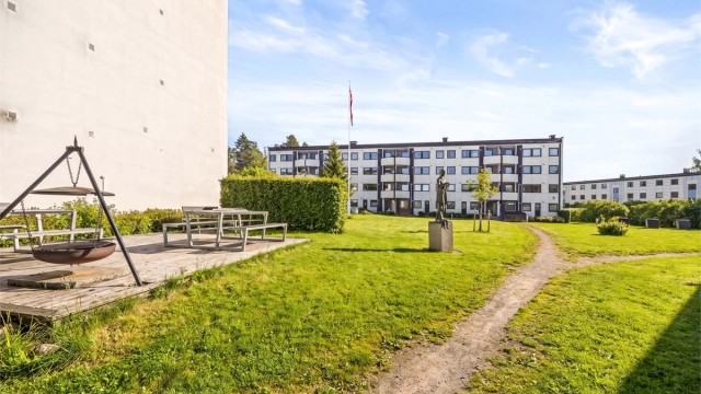 Felles tomt for borettslaget opparbeidet med blant annet sittegrupper, bålpanne, asfalterte internveier, grøntareal og diverse beplantning.
