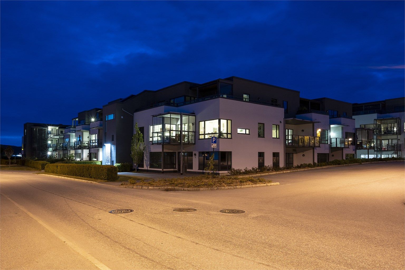 Sett i kveldslys, rolig og trivelig. 