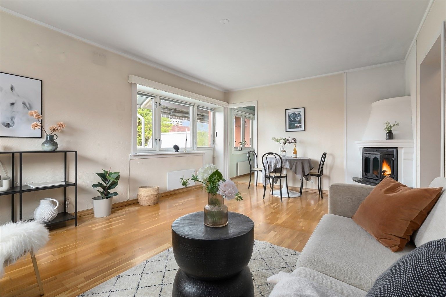 Her får man en lys stue med god plass til både sofagruppe og spisebord.