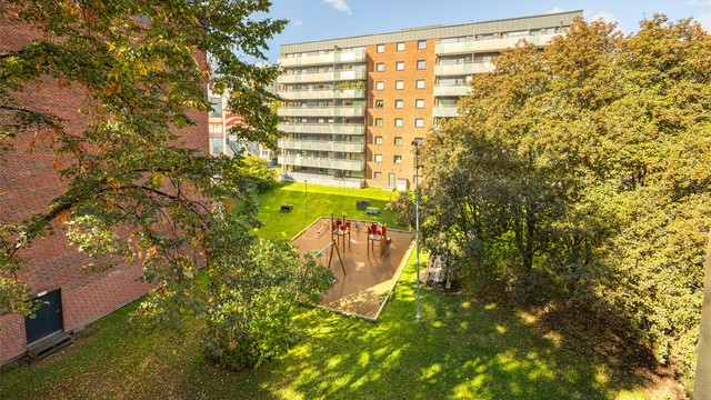 Balkongen vender ut mot bakgården.