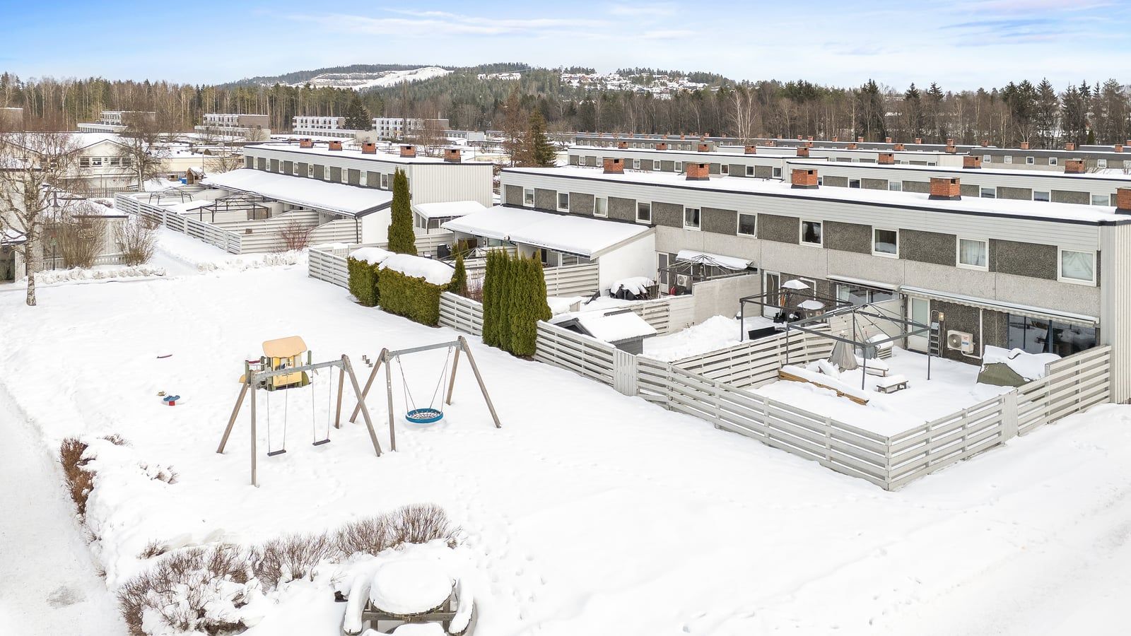 Fellesområdene til borettslaget har forskjellige lekeplasser, gressplener, beplantning parkeringsplasser m.m