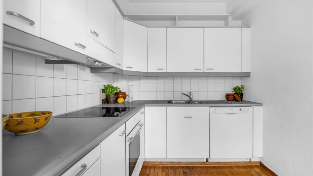 Det er rikelig med plass til oppbevaring i både over- og underskap.