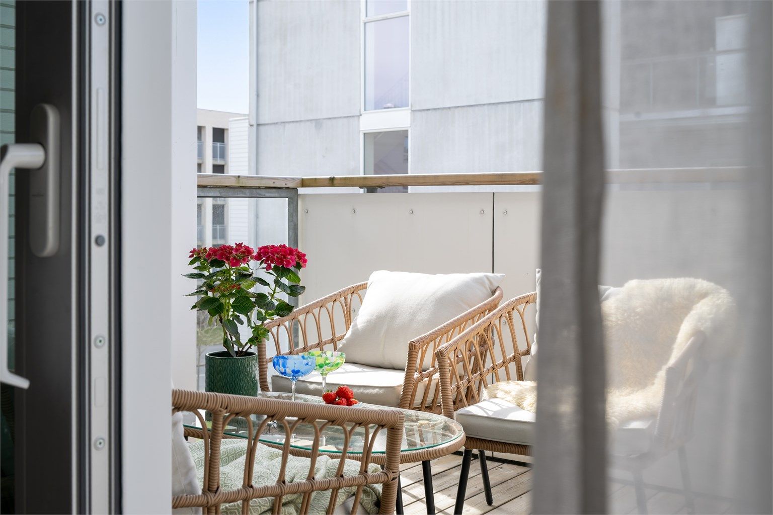 Fra stuen har man adkomst til leilighetens balkong