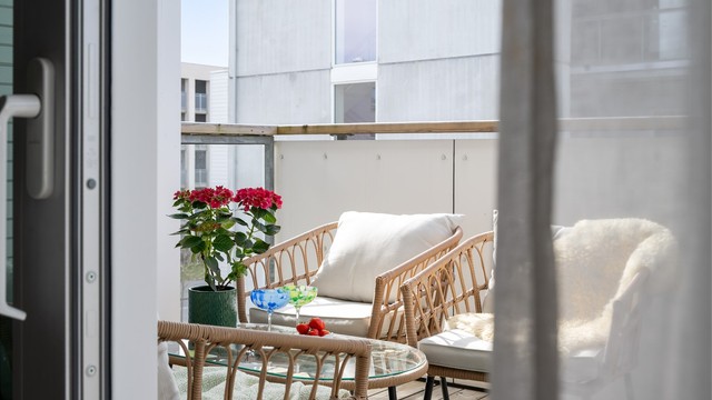 Fra stuen har man adkomst til leilighetens balkong