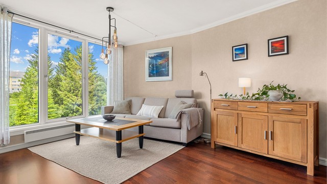 Den åpne løsningen gir en sosial ramme rundt hverdagen, med naturlig plass til både rolige kvelder og besøk av familie og venner.