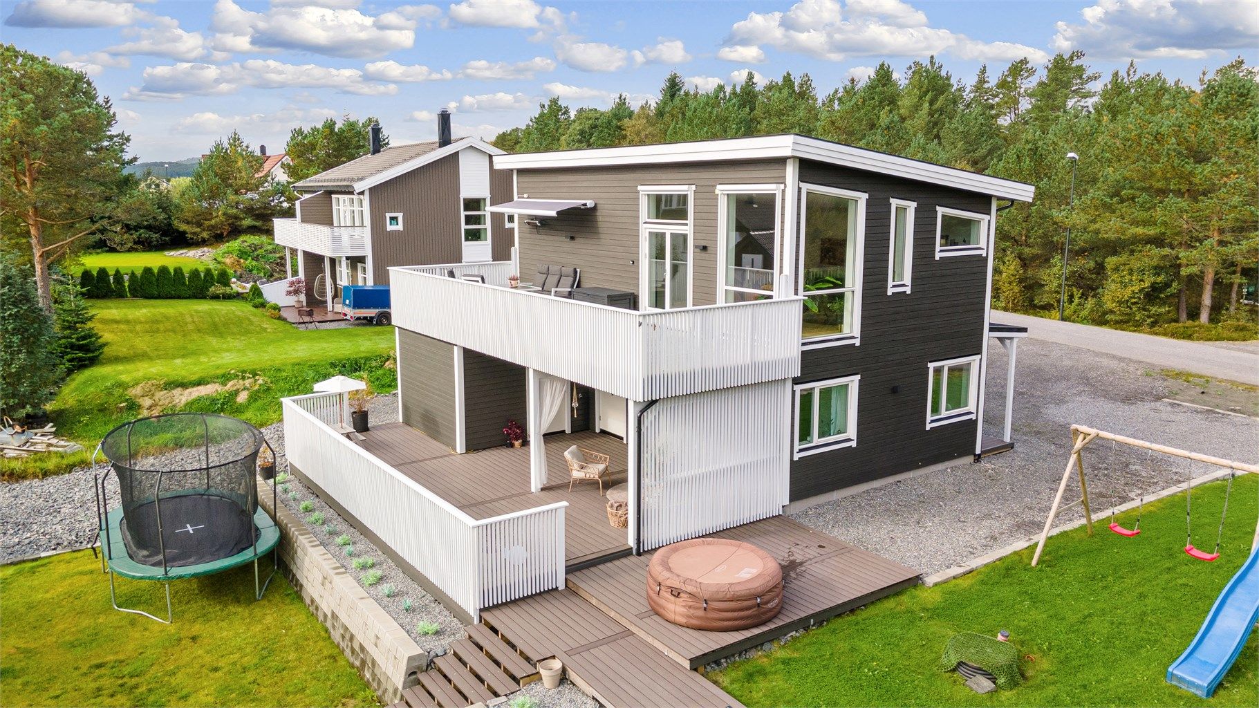 Krogsveen Sunnmøre v/Daglig leder/Eiendomsmegler Preben Willmann har gleden av å presentere Leirvikvegen 20,, en nyere enebolig oppført i 2020 med stor markterrasse og balkong. Flott utsikt og kort vei til sjøen