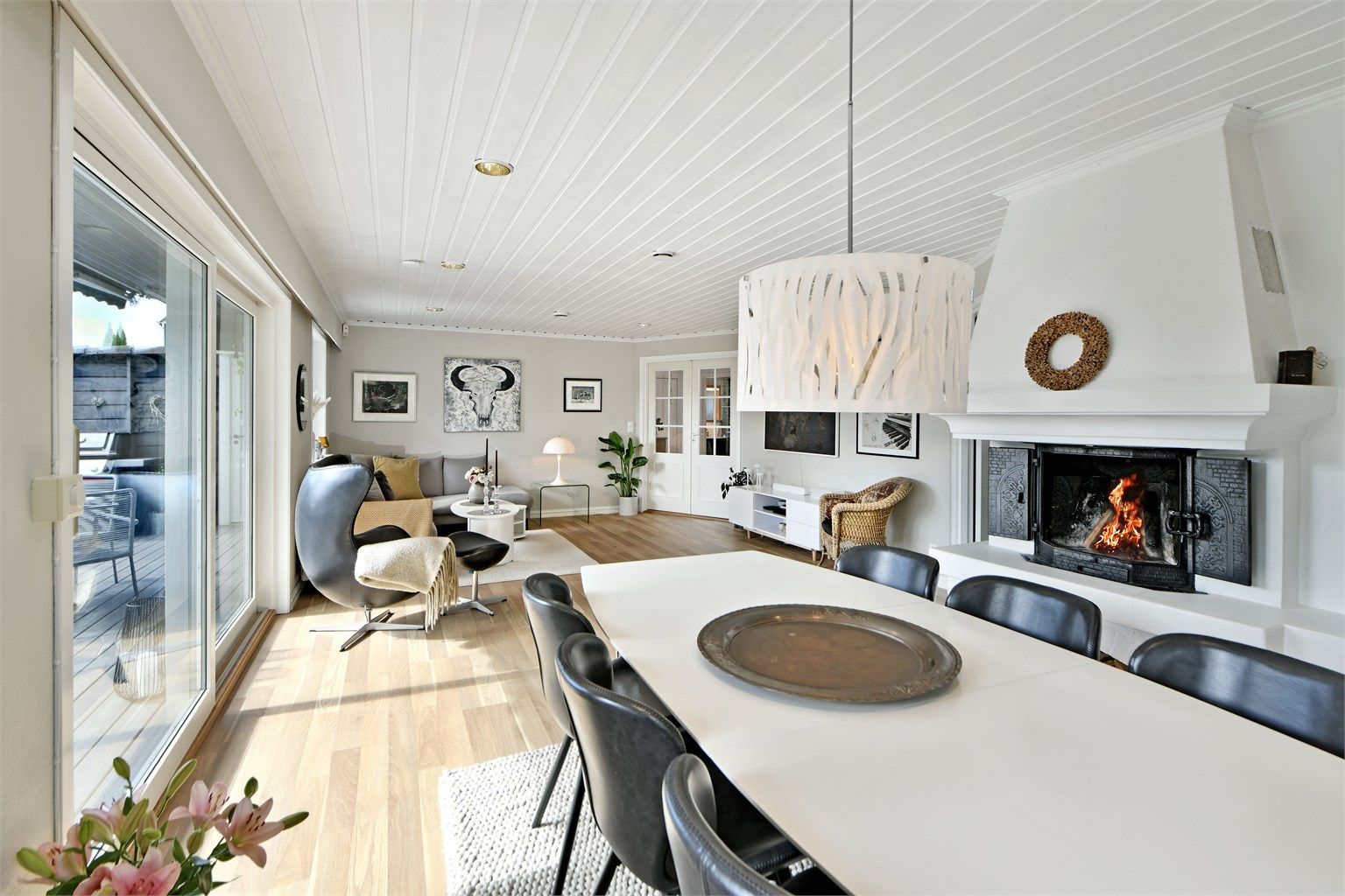 Stue - åpen planløsning gir fleksible møbleringsmuligheter, med god plass til både stor sofagruppe og spisebord for sosiale sammenkomster