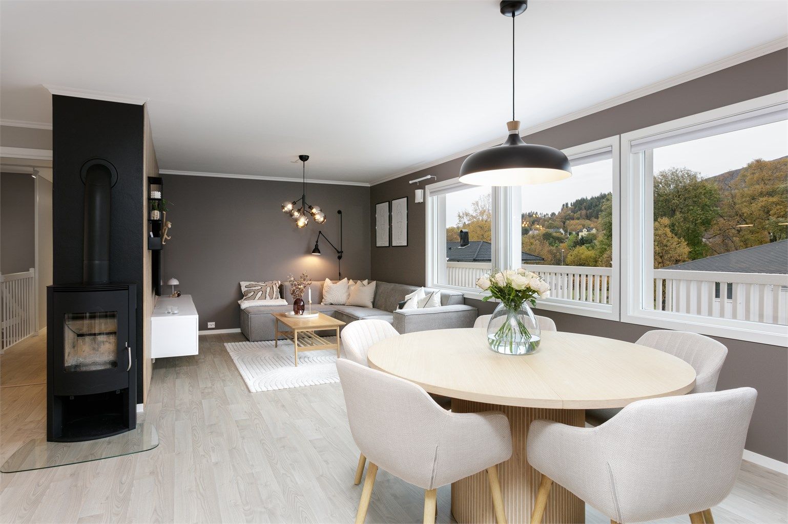 I stuen i hovedetasjen er det både peiosvn med glassdør og varmepumpe. Det er god plass til både sofagruppe og spisestue