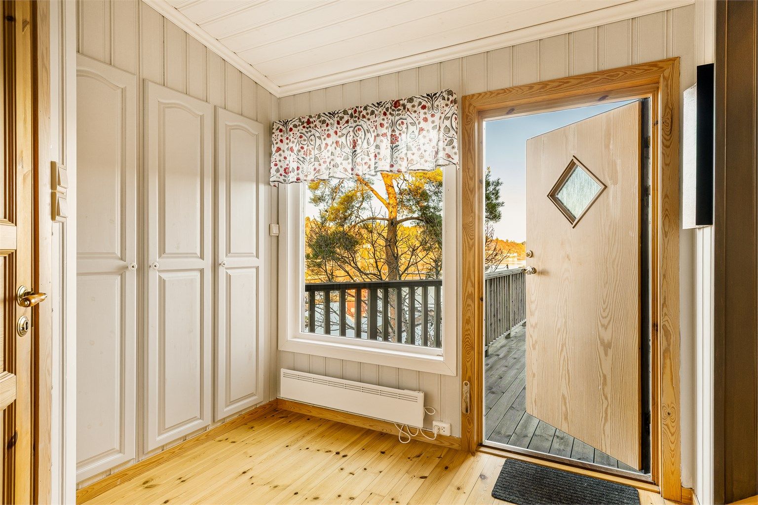 Entréen har god plass til oppbevaring og adkomst fra terrassen.