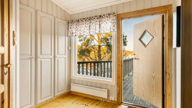 Entréen har god plass til oppbevaring og adkomst fra terrassen.