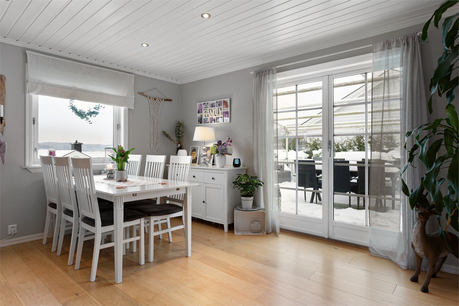 Dobbelte terrassedører slipper inn rikelig med lys og kobler spisestuen med uteområdet.