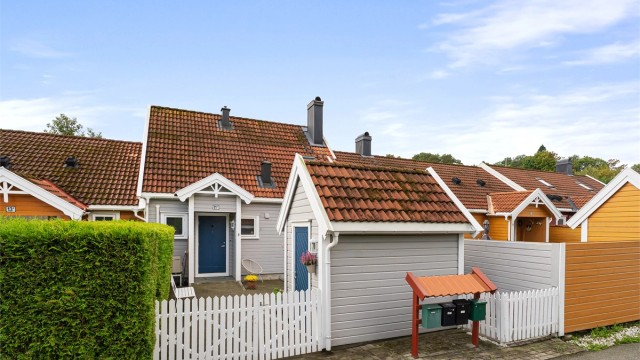 Velkommen til Camilla Colletts vei - Koselig inngangsparti med belegningsstein og varmekabler, port, hekk og en praktisk utvendig bod med strøm.