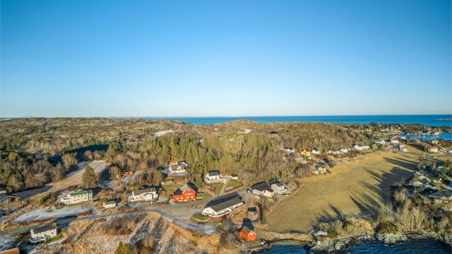 Dagligvarehandel nås enkelt med Rema 1000 ca. 8 minutters kjøring fra eiendommen. Hjorten Kjøpesenter ligger ca. 10 minutter unna og tilbyr blant annet Coop Extra, Vinmonopolet, Vitus Apotek, frisør og klesbutikker.