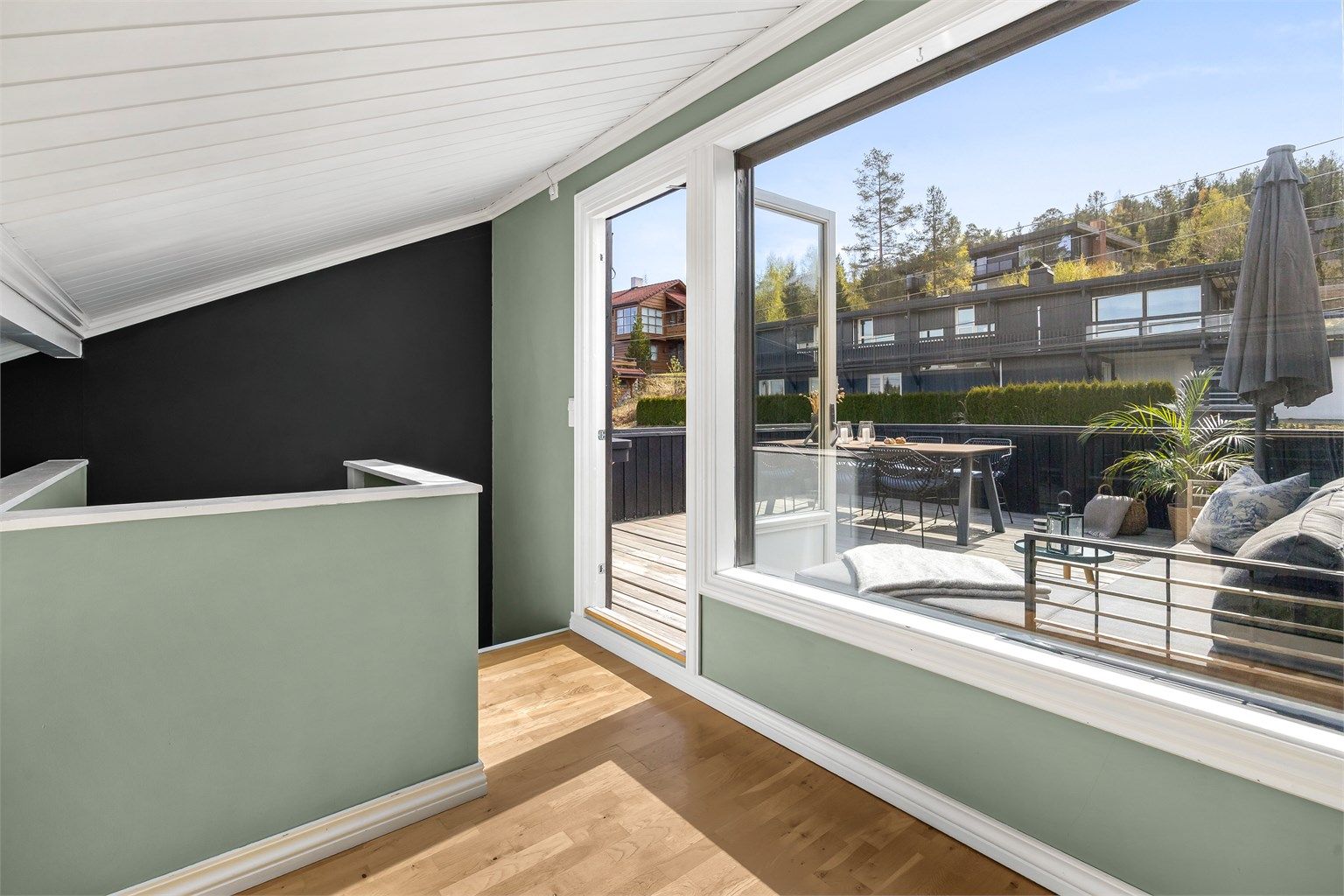 I 2.etasje er det en mesanin med ypperlig mulighet for hjemmekontor eller en ekstra stue. I tillegg er det utgang til en stilig takterrasse.