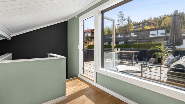 I 2.etasje er det en mesanin med ypperlig mulighet for hjemmekontor eller en ekstra stue. I tillegg er det utgang til en stilig takterrasse.