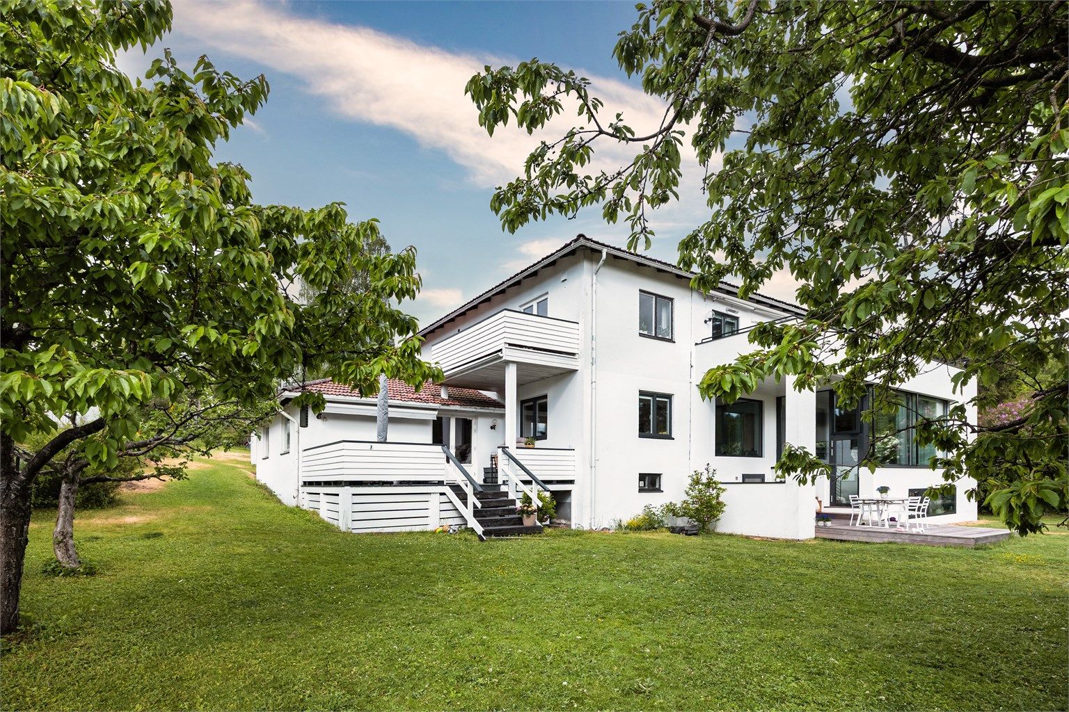 Velkommen til Trosterudveien 28, en attraktiv topp-/endeleilighet med parkeringsplass og solrik balkong presentert av Anne Aartun. 