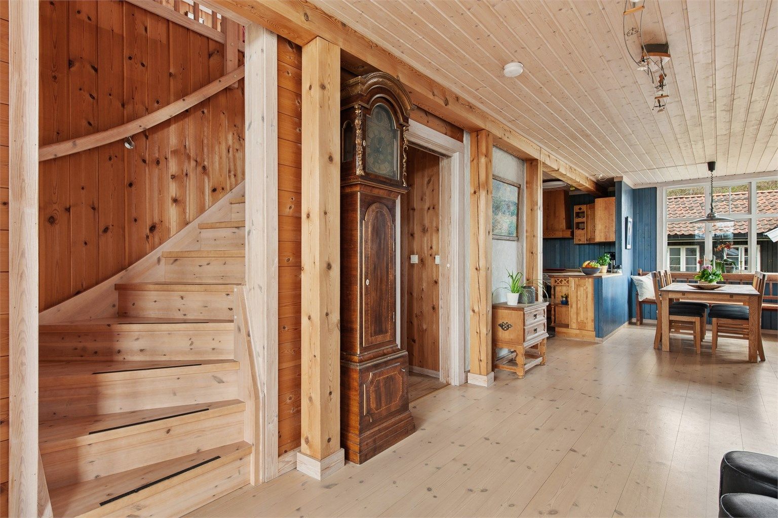 Boligen har flere oppholdsrom og funksjoner som gir gode muligheter for fleksibel bruk og møblering i separate soner.