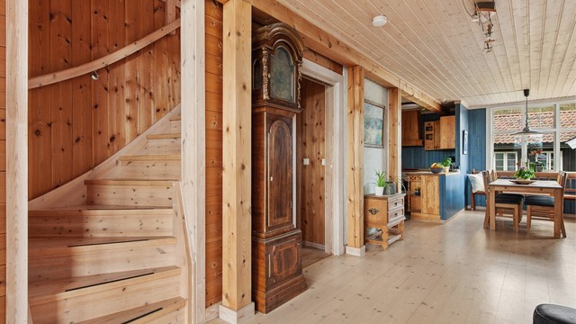 Boligen har flere oppholdsrom og funksjoner som gir gode muligheter for fleksibel bruk og møblering i separate soner.