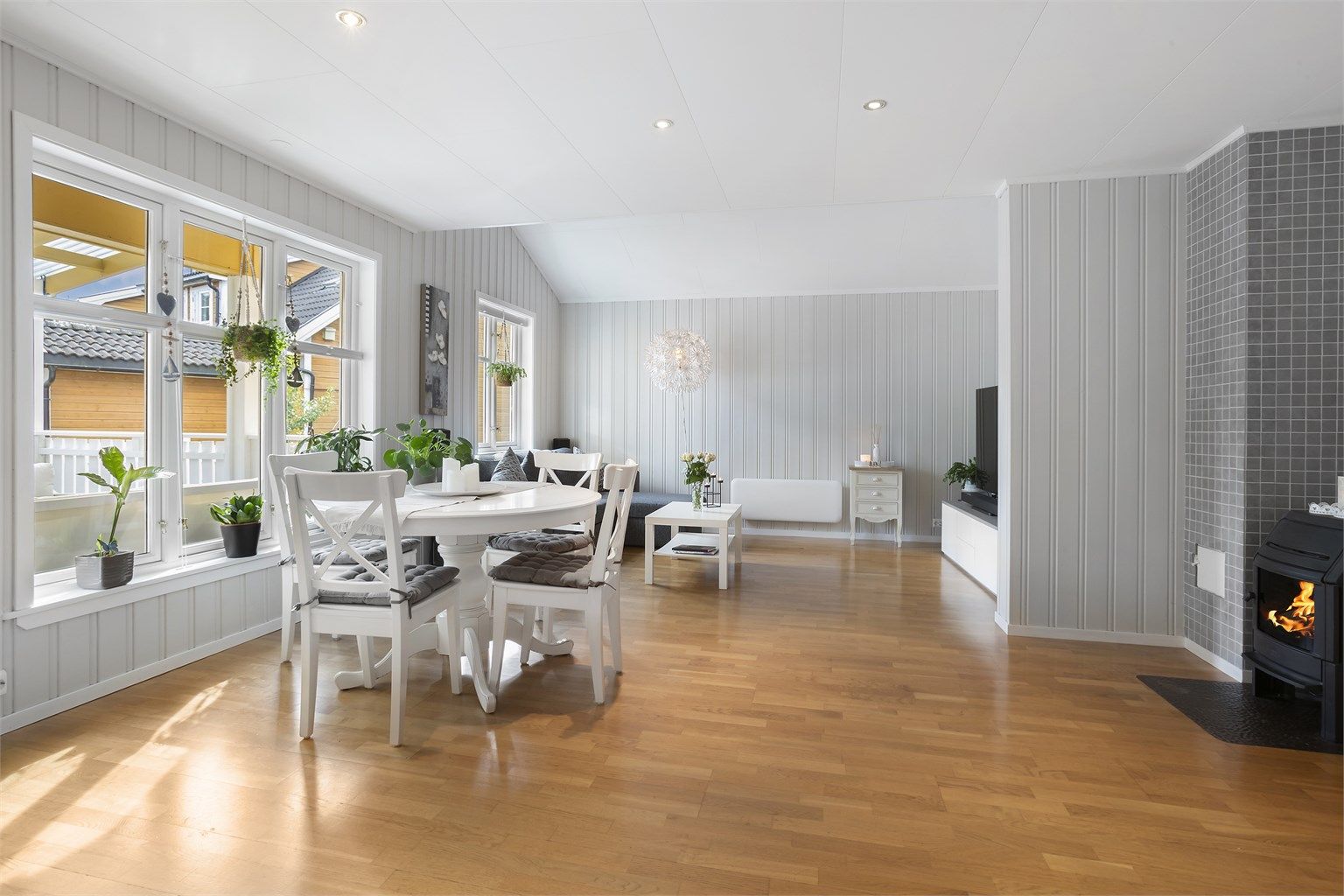 Store vindusflater og downlights i taket gir godt med lys i hele oppholdsrommet. Gulvvarme i hele 1. etasje.