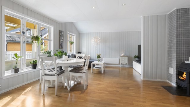 Store vindusflater og downlights i taket gir godt med lys i hele oppholdsrommet. Gulvvarme i hele 1. etasje.